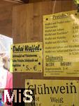 01.12.2024, Weihnachtsmarkt Trkheim im Unterallgu, neben den traditionellen Speisenangeboten wie Waffeln mit Nutella, Glhwein, Punsch Rot und Weiss gibt es dem neuesten Hype folgend heuer auch die DUBAI-Waffel! Eine Butterwaffel mit Pistaziencreme, Schokosoe und Engelshaar fr 5 Euro.