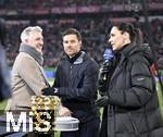 03.12.2024, Fussball DFB-Pokal 2024/2025, Achtelfinale, FC Bayern Mnchen - Bayer Leverkusen, in der Allianz-Arena Mnchen.   Trainer Trainer Xabi Alonso (Leverkusen) mit Bastian Schweinsteiger und ARD Moderatorin Esther Sedlaczek (Deutschland)


