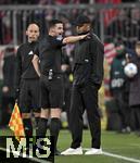 03.12.2024, Fussball DFB-Pokal 2024/2025, Achtelfinale, FC Bayern Mnchen - Bayer Leverkusen, in der Allianz-Arena Mnchen.   Trainer Vincent Kompany (FC Bayern Mnchen) mit Schiedsrichter


