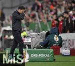 03.12.2024, Fussball DFB-Pokal 2024/2025, Achtelfinale, FC Bayern Mnchen - Bayer Leverkusen, in der Allianz-Arena Mnchen.   Trainer Xabi Alonso (Leverkusen) nachdenklich


