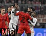 03.12.2024, Fussball DFB-Pokal 2024/2025, Achtelfinale, FC Bayern Mnchen - Bayer Leverkusen, in der Allianz-Arena Mnchen.   Jeremie Frimpong (Leverkusen) und Dayot Upamecano (FC Bayern Mnchen) streiten


