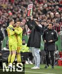 03.12.2024, Fussball DFB-Pokal 2024/2025, Achtelfinale, FC Bayern Mnchen - Bayer Leverkusen, in der Allianz-Arena Mnchen.   Torwart Manuel Neuer (FC Bayern Mnchen) verlsst das Spiel, fr ihn kommt Torwart Anthony Pavlesic (FC Bayern Mnchen) .


