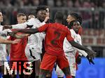 03.12.2024, Fussball DFB-Pokal 2024/2025, Achtelfinale, FC Bayern Mnchen - Bayer Leverkusen, in der Allianz-Arena Mnchen.   Jeremie Frimpong (Leverkusen) und Dayot Upamecano (FC Bayern Mnchen) streiten


