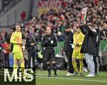 03.12.2024, Fussball DFB-Pokal 2024/2025, Achtelfinale, FC Bayern Mnchen - Bayer Leverkusen, in der Allianz-Arena Mnchen.   Torwart Manuel Neuer (FC Bayern Mnchen) verlsst das Spiel, fr ihn kommt Torwart Anthony Pavlesic (FC Bayern Mnchen) .


