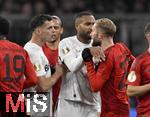 03.12.2024, Fussball DFB-Pokal 2024/2025, Achtelfinale, FC Bayern Mnchen - Bayer Leverkusen, in der Allianz-Arena Mnchen.   Konrad Laimer (FC Bayern Mnchen) und Granit Xhaka (Leverkusen) 


