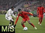 03.12.2024, Fussball DFB-Pokal 2024/2025, Achtelfinale, FC Bayern Mnchen - Bayer Leverkusen, in der Allianz-Arena Mnchen.   v.l. Jeremie Frimpong (Leverkusen) gegen Kingsley Coman (FC Bayern Mnchen) 


