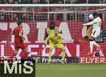 03.12.2024, Fussball DFB-Pokal 2024/2025, Achtelfinale, FC Bayern Mnchen - Bayer Leverkusen, in der Allianz-Arena Mnchen.  Nathan Tella (Leverkusen) trifft zum 0:1 gegen Torwart Daniel Peretz (FC Bayern Mnchen) 


