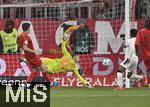 03.12.2024, Fussball DFB-Pokal 2024/2025, Achtelfinale, FC Bayern Mnchen - Bayer Leverkusen, in der Allianz-Arena Mnchen.  Nathan Tella (Leverkusen) trifft zum 0:1 gegen Torwart Daniel Peretz (FC Bayern Mnchen) 


