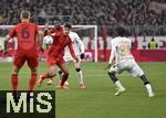 03.12.2024, Fussball DFB-Pokal 2024/2025, Achtelfinale, FC Bayern Mnchen - Bayer Leverkusen, in der Allianz-Arena Mnchen.   Aleksandar Pavlovic (Bayern Mnchen) gegen Florian Wirtz (Leverkusen) 


