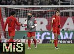 03.12.2024, Fussball DFB-Pokal 2024/2025, Achtelfinale, FC Bayern Mnchen - Bayer Leverkusen, in der Allianz-Arena Mnchen.   v.l. Serge Gnabry (FC Bayern Mnchen), Raphael Guerreiro (FC Bayern Mnchen) und Jamal Musiala (FC Bayern Mnchen) machen nach dem Spiel lange Gesichter


