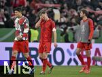 03.12.2024, Fussball DFB-Pokal 2024/2025, Achtelfinale, FC Bayern Mnchen - Bayer Leverkusen, in der Allianz-Arena Mnchen. v.l. Minjae Kim (Bayern Mnchen), Joshua Kimmich (FC Bayern Mnchen) und Thomas Mller (FC Bayern Mnchen) sind nach dem Spiel enttuscht  


