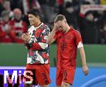 03.12.2024, Fussball DFB-Pokal 2024/2025, Achtelfinale, FC Bayern Mnchen - Bayer Leverkusen, in der Allianz-Arena Mnchen.   v.l. Minjae Kim (Bayern Mnchen) und Joshua Kimmich (FC Bayern Mnchen) sind unzufrieden


