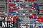 03.12.2024, Fussball DFB-Pokal 2024/2025, Achtelfinale, FC Bayern Mnchen - Bayer Leverkusen, in der Allianz-Arena Mnchen. Frustrierte Gesichter bei den Bayern-Fans nach dem Ausscheiden aus dem DFB-Pokal


