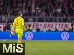 03.12.2024, Fussball DFB-Pokal 2024/2025, Achtelfinale, FC Bayern Mnchen - Bayer Leverkusen, in der Allianz-Arena Mnchen. Abgang von Torwart Manuel Neuer (FC Bayern Mnchen) nach seiner Roten Karte.