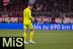 03.12.2024, Fussball DFB-Pokal 2024/2025, Achtelfinale, FC Bayern Mnchen - Bayer Leverkusen, in der Allianz-Arena Mnchen. Abgang von Torwart Manuel Neuer (FC Bayern Mnchen) nach seiner Roten Karte.