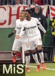 03.12.2024, Fussball DFB-Pokal 2024/2025, Achtelfinale, FC Bayern Mnchen - Bayer Leverkusen, in der Allianz-Arena Mnchen. Torjubel Nathan Tella (re, Leverkusen) mit Arthur (Leverkusen) 