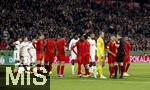 03.12.2024, Fussball DFB-Pokal 2024/2025, Achtelfinale, FC Bayern Mnchen - Bayer Leverkusen, in der Allianz-Arena Mnchen. Torwart Manuel Neuer (FC Bayern Mnchen) hat von Schiedsrichter Harm Osmers (Hannover) die Rote Karte wegen eines Bodychecks bekommen, danach wird nochmal ausfhrlich darber diskutiert.