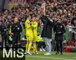 03.12.2024, Fussball DFB-Pokal 2024/2025, Achtelfinale, FC Bayern Mnchen - Bayer Leverkusen, in der Allianz-Arena Mnchen. Abgang von Torwart Manuel Neuer (li, FC Bayern Mnchen) nach seiner Roten Karte.  Sein Kollege Torwart Daniel Peretz (FC Bayern Mnchen) geht ins Spiel fr ihn. re: Vierter Offizieller Robert Hartmann