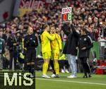 03.12.2024, Fussball DFB-Pokal 2024/2025, Achtelfinale, FC Bayern Mnchen - Bayer Leverkusen, in der Allianz-Arena Mnchen. Abgang von Torwart Manuel Neuer (li, FC Bayern Mnchen) nach seiner Roten Karte.  Sein Kollege Torwart Daniel Peretz (FC Bayern Mnchen) geht ins Spiel fr ihn. re: Vierter Offizieller Robert Hartmann