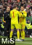 03.12.2024, Fussball DFB-Pokal 2024/2025, Achtelfinale, FC Bayern Mnchen - Bayer Leverkusen, in der Allianz-Arena Mnchen. Abgang von Torwart Manuel Neuer (li, FC Bayern Mnchen) nach seiner Roten Karte.  Sein Kollege Torwart Daniel Peretz (FC Bayern Mnchen) geht ins Spiel fr ihn.