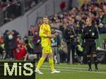 03.12.2024, Fussball DFB-Pokal 2024/2025, Achtelfinale, FC Bayern Mnchen - Bayer Leverkusen, in der Allianz-Arena Mnchen. Abgang von Torwart Manuel Neuer (li, FC Bayern Mnchen) nach seiner Roten Karte.  