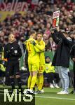 03.12.2024, Fussball DFB-Pokal 2024/2025, Achtelfinale, FC Bayern Mnchen - Bayer Leverkusen, in der Allianz-Arena Mnchen. Abgang von Torwart Manuel Neuer (li, FC Bayern Mnchen) nach seiner Roten Karte.  Sein Kollege Torwart Daniel Peretz (FC Bayern Mnchen) geht ins Spiel fr ihn. re: Vierter Offizieller Robert Hartmann