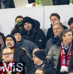 03.12.2024, Fussball DFB-Pokal 2024/2025, Achtelfinale, FC Bayern Mnchen - Bayer Leverkusen, in der Allianz-Arena Mnchen. Der verletzte Harry Kane (oben mitte,FC Bayern Mnchen) sitzt frustriert auf der Tribne und kann nur der Niederlage zusehen.