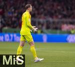 03.12.2024, Fussball DFB-Pokal 2024/2025, Achtelfinale, FC Bayern Mnchen - Bayer Leverkusen, in der Allianz-Arena Mnchen. Abgang von Torwart Manuel Neuer (FC Bayern Mnchen) nach seiner Roten Karte.