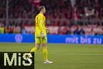 03.12.2024, Fussball DFB-Pokal 2024/2025, Achtelfinale, FC Bayern Mnchen - Bayer Leverkusen, in der Allianz-Arena Mnchen. Abgang von Torwart Manuel Neuer (FC Bayern Mnchen) nach seiner Roten Karte. 