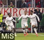 03.12.2024, Fussball DFB-Pokal 2024/2025, Achtelfinale, FC Bayern Mnchen - Bayer Leverkusen, in der Allianz-Arena Mnchen. Torjubel Nathan Tella (re, Leverkusen) mit Arthur (Leverkusen) und Piero Hincapie (li, Leverkusen) 