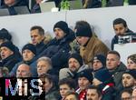 03.12.2024, Fussball DFB-Pokal 2024/2025, Achtelfinale, FC Bayern Mnchen - Bayer Leverkusen, in der Allianz-Arena Mnchen. Der verletzte Harry Kane (oben 2.v.li,FC Bayern Mnchen) sitzt frustriert auf der Tribne und kann nur der Niederlage zusehen.