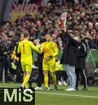 03.12.2024, Fussball DFB-Pokal 2024/2025, Achtelfinale, FC Bayern Mnchen - Bayer Leverkusen, in der Allianz-Arena Mnchen. Abgang von Torwart Manuel Neuer (li, FC Bayern Mnchen) nach seiner Roten Karte.  Sein Kollege Torwart Daniel Peretz (FC Bayern Mnchen) geht ins Spiel fr ihn.