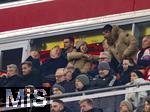 03.12.2024, Fussball DFB-Pokal 2024/2025, Achtelfinale, FC Bayern Mnchen - Bayer Leverkusen, in der Allianz-Arena Mnchen. Auf der Ehrentribne, Moderator Johannes B. Kerner (oben 2.v.li) mit  Ehefrau Alina Schiess (mitte mit Mtze) die Giovanne Elber (re) begrt.