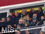 03.12.2024, Fussball DFB-Pokal 2024/2025, Achtelfinale, FC Bayern Mnchen - Bayer Leverkusen, in der Allianz-Arena Mnchen. Auf der Ehrentribne, Moderator Johannes B. Kerner (oben 2.v.li) mit  Ehefrau Alina Schiess (re mit Mtze)