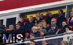 03.12.2024, Fussball DFB-Pokal 2024/2025, Achtelfinale, FC Bayern Mnchen - Bayer Leverkusen, in der Allianz-Arena Mnchen. Auf der Ehrentribne, Moderator Johannes B. Kerner (oben 2.v.li) mit  Ehefrau Alina Schiess (re mit Mtze) 