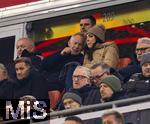 03.12.2024, Fussball DFB-Pokal 2024/2025, Achtelfinale, FC Bayern Mnchen - Bayer Leverkusen, in der Allianz-Arena Mnchen. Auf der Ehrentribne, Moderator Johannes B. Kerner (oben 2.v.li) mit  Ehefrau Alina Schiess (re mit Mtze)