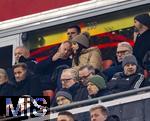 03.12.2024, Fussball DFB-Pokal 2024/2025, Achtelfinale, FC Bayern Mnchen - Bayer Leverkusen, in der Allianz-Arena Mnchen. Auf der Ehrentribne, Moderator Johannes B. Kerner (oben 2.v.li) mit  Ehefrau Alina Schiess (re mit Mtze)