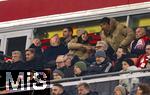 03.12.2024, Fussball DFB-Pokal 2024/2025, Achtelfinale, FC Bayern Mnchen - Bayer Leverkusen, in der Allianz-Arena Mnchen. Auf der Ehrentribne, Moderator Johannes B. Kerner (oben 2.v.li) mit  Ehefrau Alina Schiess (mitte mit Mtze) die Giovanne Elber (re) begrt.