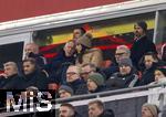 03.12.2024, Fussball DFB-Pokal 2024/2025, Achtelfinale, FC Bayern Mnchen - Bayer Leverkusen, in der Allianz-Arena Mnchen. Auf der Ehrentribne, Moderator Johannes B. Kerner (oben 2.v.li) mit  Ehefrau Alina Schiess (re mit Mtze)