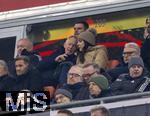 03.12.2024, Fussball DFB-Pokal 2024/2025, Achtelfinale, FC Bayern Mnchen - Bayer Leverkusen, in der Allianz-Arena Mnchen. Auf der Ehrentribne, Moderator Johannes B. Kerner (oben 2.v.li) mit  Ehefrau Alina Schiess (re mit Mtze)