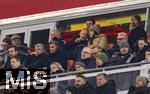 03.12.2024, Fussball DFB-Pokal 2024/2025, Achtelfinale, FC Bayern Mnchen - Bayer Leverkusen, in der Allianz-Arena Mnchen. Auf der Ehrentribne, Moderator Johannes B. Kerner (oben 2.v.li) mit  Ehefrau Alina Schiess (re mit Mtze)