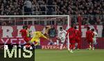 03.12.2024, Fussball DFB-Pokal 2024/2025, Achtelfinale, FC Bayern Mnchen - Bayer Leverkusen, in der Allianz-Arena Mnchen. Das Entscheidende Kopfballtor zum 0:1 fr Leverkusen von Nathan Tella (re, Leverkusen) gegen den Chancenlosen Torwart Daniel Peretz (mitte, FC Bayern Mnchen), auch Min-jae Kim (li, Bayern Mnchen, Minjae Kim) steht viel zu weit weg. Michael Olise (FC Bayern Mnchen), Alphonso Davies (FC Bayern Mnchen), Kingsley Coman (FC Bayern Mnchen).