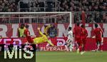 03.12.2024, Fussball DFB-Pokal 2024/2025, Achtelfinale, FC Bayern Mnchen - Bayer Leverkusen, in der Allianz-Arena Mnchen. Das Entscheidende Kopfballtor zum 0:1 fr Leverkusen von Nathan Tella (re, Leverkusen) gegen den Chancenlosen Torwart Daniel Peretz (mitte, FC Bayern Mnchen), auch Min-jae Kim (li, Bayern Mnchen, Minjae Kim) steht viel zu weit weg. Michael Olise (FC Bayern Mnchen), Alphonso Davies (FC Bayern Mnchen), Kingsley Coman (FC Bayern Mnchen).