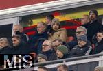 03.12.2024, Fussball DFB-Pokal 2024/2025, Achtelfinale, FC Bayern Mnchen - Bayer Leverkusen, in der Allianz-Arena Mnchen. Auf der Ehrentribne, Moderator Johannes B. Kerner (oben 2.v.li) mit  Ehefrau Alina Schiess (re mit Mtze)