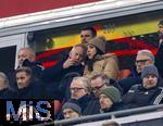 03.12.2024, Fussball DFB-Pokal 2024/2025, Achtelfinale, FC Bayern Mnchen - Bayer Leverkusen, in der Allianz-Arena Mnchen. Auf der Ehrentribne, Moderator Johannes B. Kerner (oben 2.v.li) mit Ehefrau Alina Schiess (re mit Mtze) 