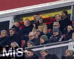 03.12.2024, Fussball DFB-Pokal 2024/2025, Achtelfinale, FC Bayern Mnchen - Bayer Leverkusen, in der Allianz-Arena Mnchen. Auf der Ehrentribne, Moderator Johannes B. Kerner (oben 2.v.li) mit Ehefrau Alina Schiess (re mit Mtze)  