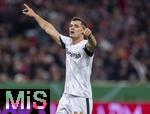 03.12.2024, Fussball DFB-Pokal 2024/2025, Achtelfinale, FC Bayern Mnchen - Bayer Leverkusen, in der Allianz-Arena Mnchen. Granit Xhaka (Leverkusen) gibt Anweisungen.