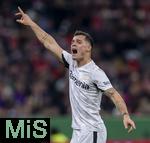 03.12.2024, Fussball DFB-Pokal 2024/2025, Achtelfinale, FC Bayern Mnchen - Bayer Leverkusen, in der Allianz-Arena Mnchen. Granit Xhaka (Leverkusen) gibt Anweisungen.