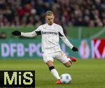 03.12.2024, Fussball DFB-Pokal 2024/2025, Achtelfinale, FC Bayern Mnchen - Bayer Leverkusen, in der Allianz-Arena Mnchen.  Alejandro Grimaldo (Leverkusen) am Ball 