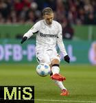 03.12.2024, Fussball DFB-Pokal 2024/2025, Achtelfinale, FC Bayern Mnchen - Bayer Leverkusen, in der Allianz-Arena Mnchen.  Alejandro Grimaldo (Leverkusen) am Ball 